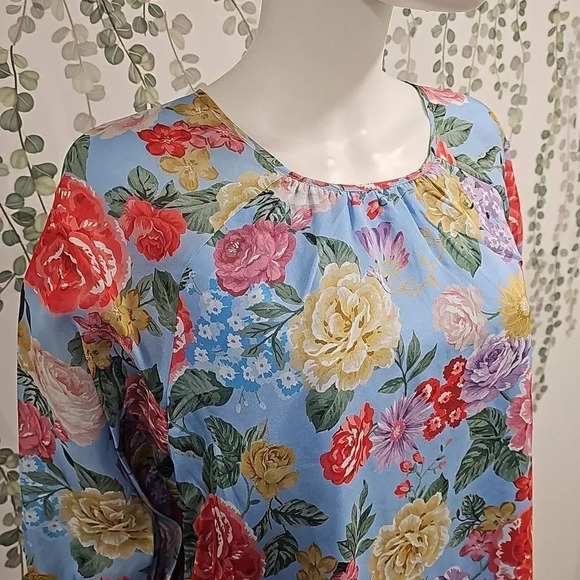 Divine Heritage Revolve S Floral Blouse 100% Silk in Sky - Picture 3 of 12